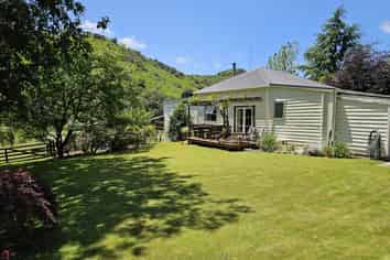 869 Junction Road, Inglewood