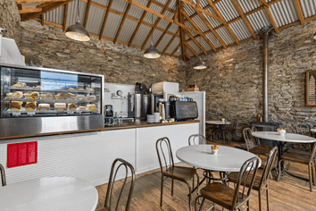 Cromwell location will impress! 