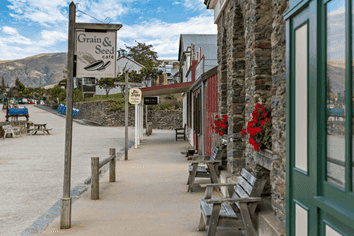 Cromwell location will impress! 