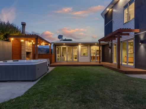 8 Tiromoana Road, Raumati South