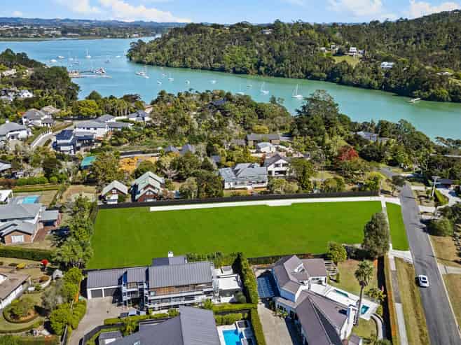 11 Oscar Road, Greenhithe