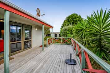 8 Pohutukawa Drive, Opunake