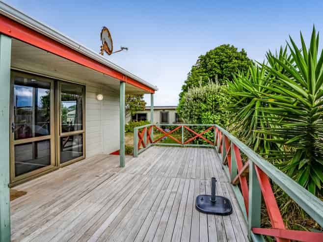 8 Pohutukawa Drive, Opunake