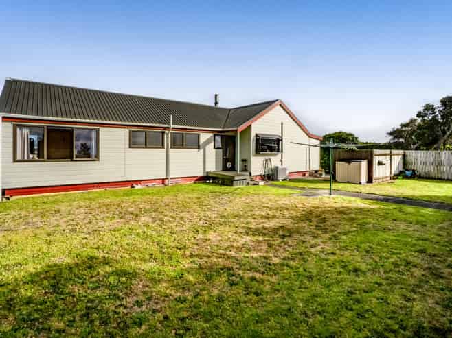 8 Pohutukawa Drive, Opunake