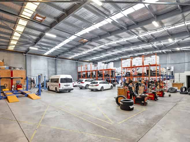 Lease or buy - versatile, modern & well located