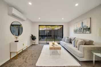 8/106 Triangle Road , Massey