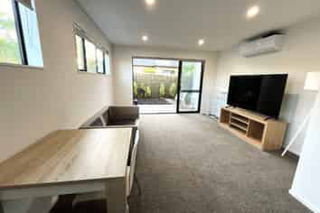 8/106 Triangle Road , Massey