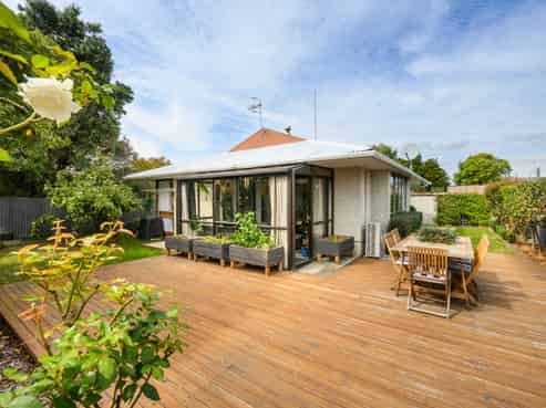83 Shamrock Street, Takaro