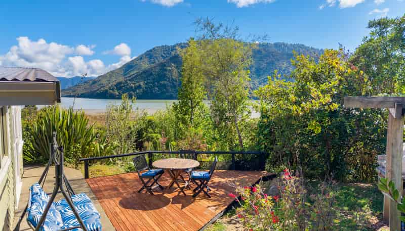 948 Queen Charlotte Drive, Linkwater