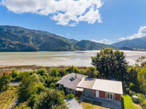 948 Queen Charlotte Drive, Linkwater