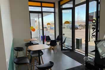 RETAIL UNIT WITH COURTYARD - FOR SALE