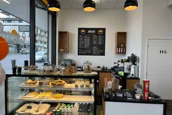 RETAIL UNIT WITH COURTYARD - FOR SALE