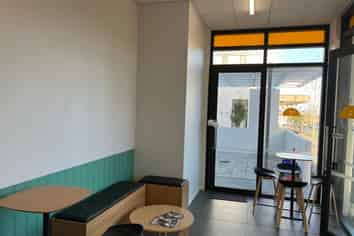RETAIL UNIT WITH COURTYARD - FOR SALE