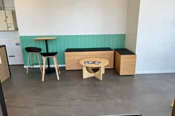 RETAIL UNIT WITH COURTYARD - FOR SALE