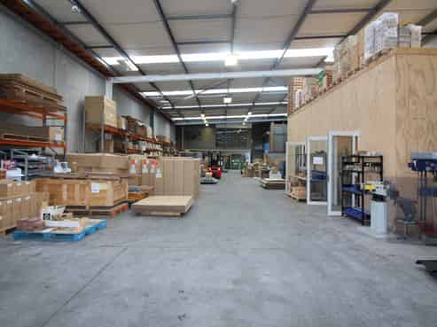Outstanding modern office/warehouse for lease