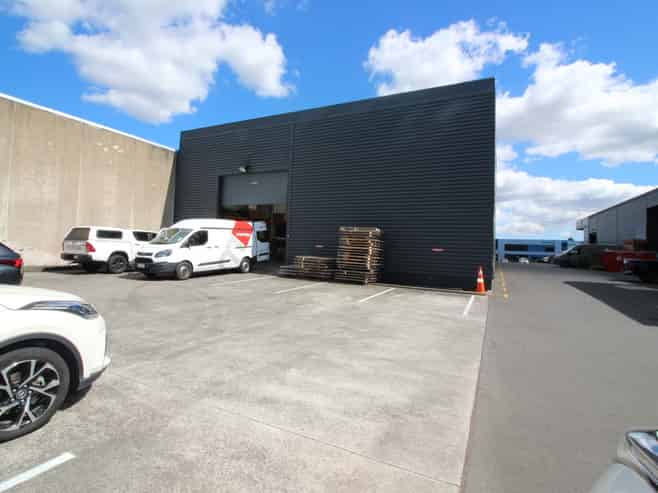 Outstanding modern office/warehouse for lease