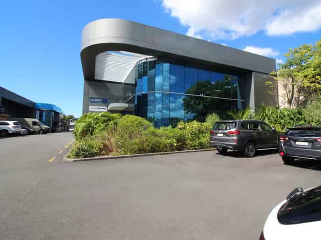 Outstanding modern office/warehouse for lease