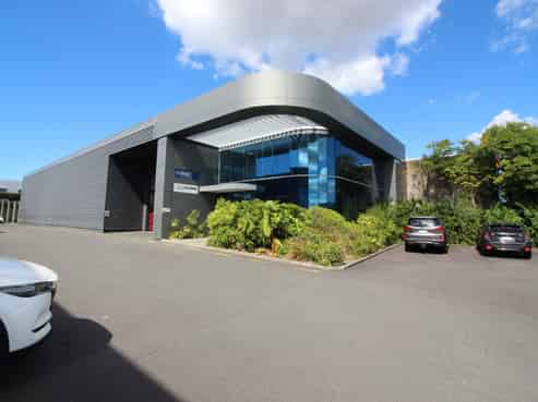 Outstanding modern office/warehouse for lease