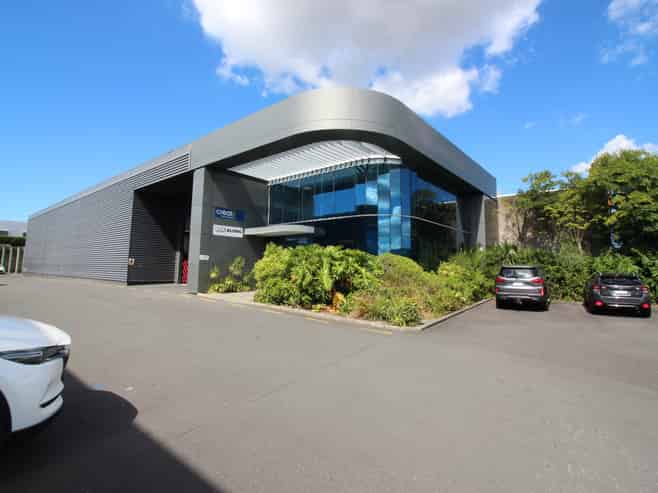 Outstanding modern office/warehouse for lease