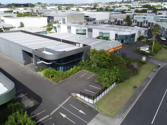 Outstanding modern office/warehouse for lease