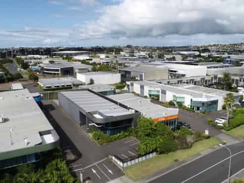 Outstanding modern office/warehouse for lease