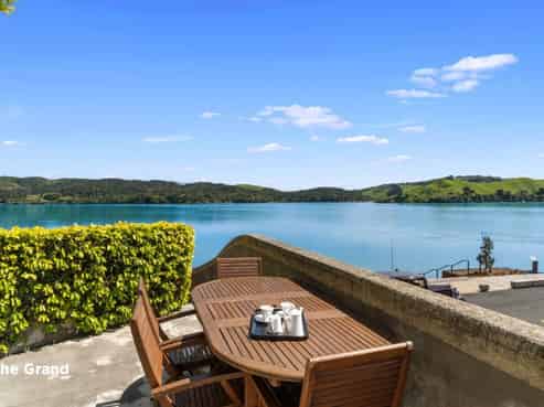 88 Wallis Street, Raglan