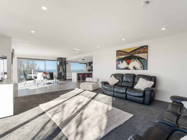 10 Garfield Avenue, Roslyn