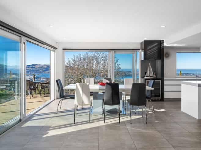 10 Garfield Avenue, Roslyn
