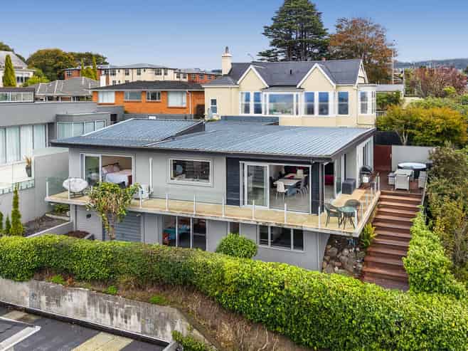 10 Garfield Avenue, Roslyn
