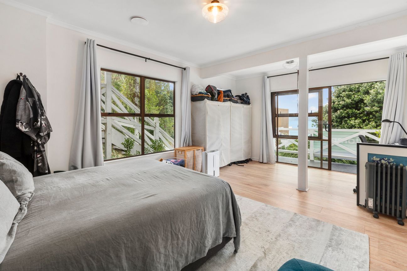 "Stylish 2-Bedroom Apartment in Kaiwharawhara – Id - Więcej