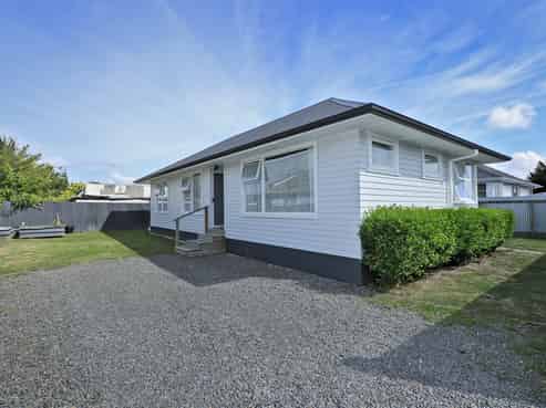 701 Wavell Street, Akina