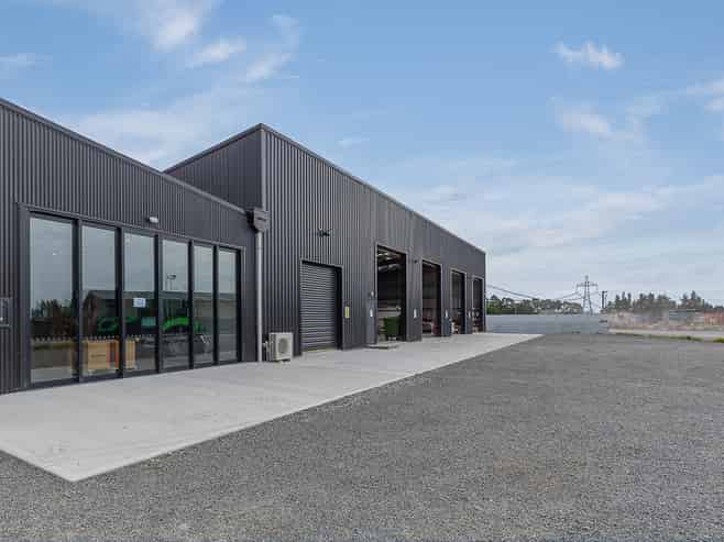 Modern 855sqm Warehouse, Showroom & 4,105sqm Yard