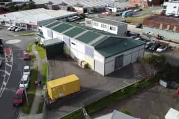 Pole position - warehouse with the works