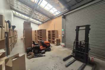 Pole position - warehouse with the works