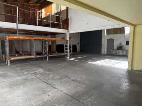 Warehouse/bulk retail space
