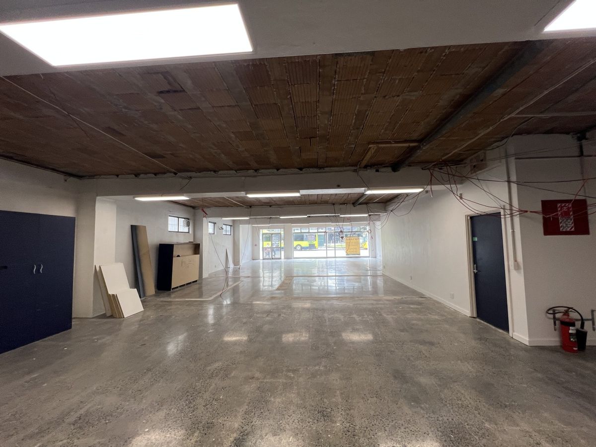 Ground floor, open plan & concrete floors! – pohled 2