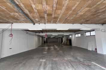 Ground floor, open plan & concrete floors!