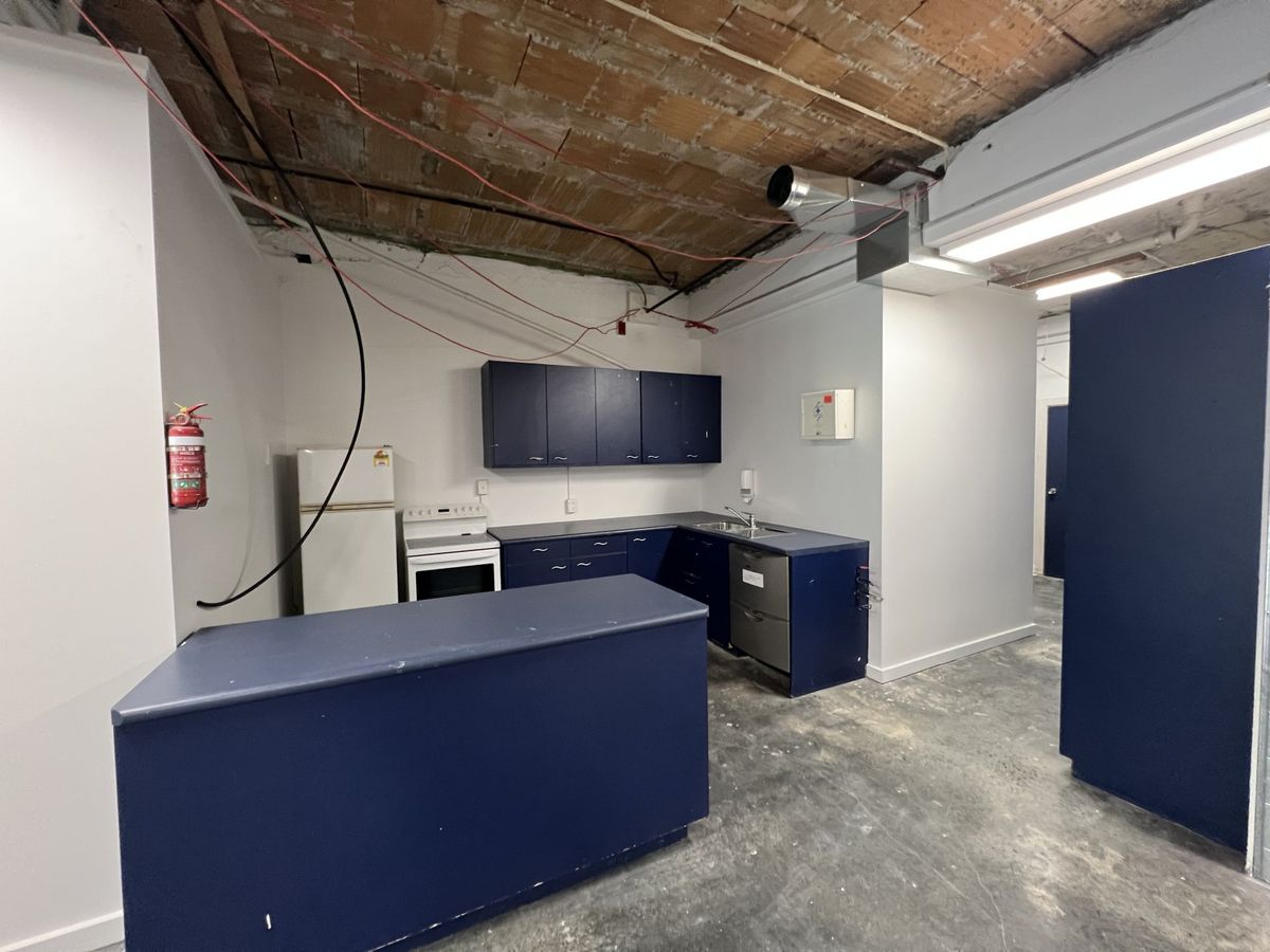 Ground floor, open plan & concrete floors! – pohled 4