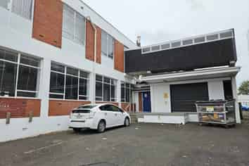 288M² RETAIL OR OFFICE ON HALL
