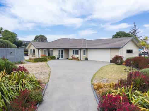 11 Byron Brown Place, Otaki Beach