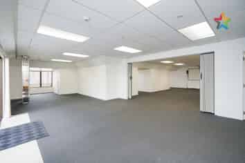 MODERN & PRIVATE OFFICE SUITE + Parking