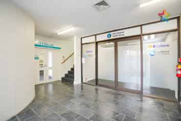 MODERN & PRIVATE OFFICE SUITE + Parking