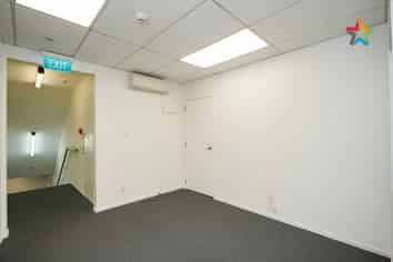 MODERN & PRIVATE OFFICE SUITE + Parking