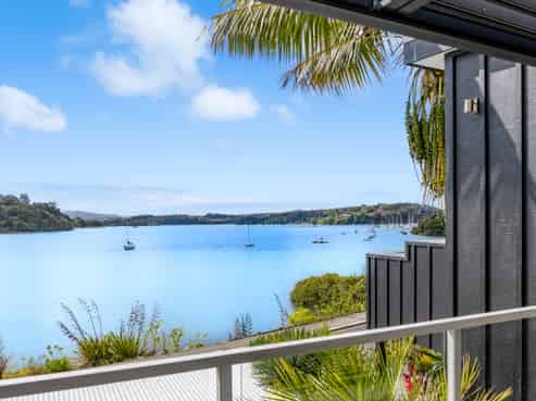1184 Sandspit Road, Sandspit