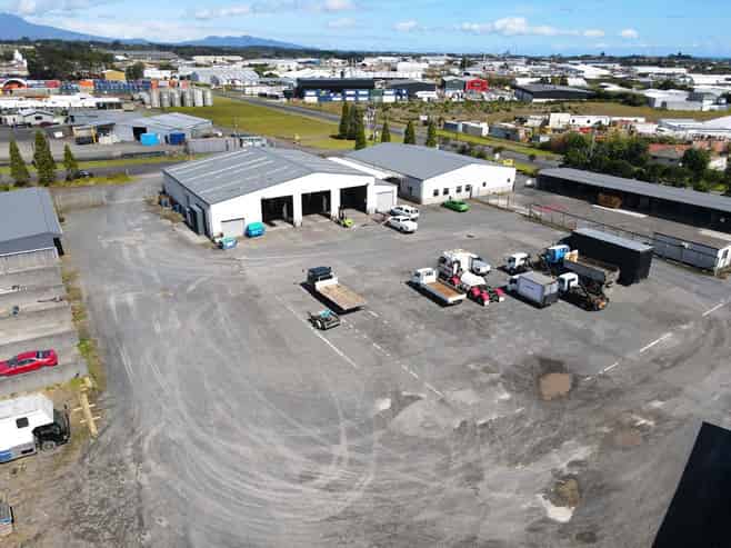 Triple Bay Workshop with Massive Yard!