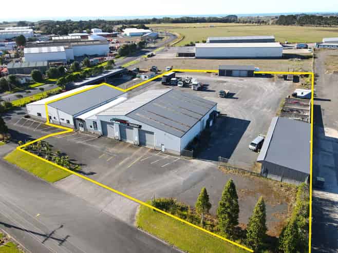 Triple Bay Workshop with Massive Yard!