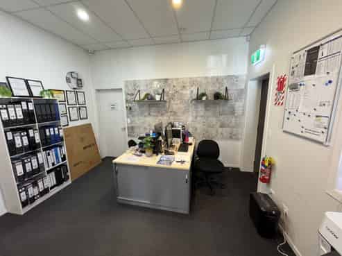 Modern Industrial Unit in Prime Glenda Dr Location