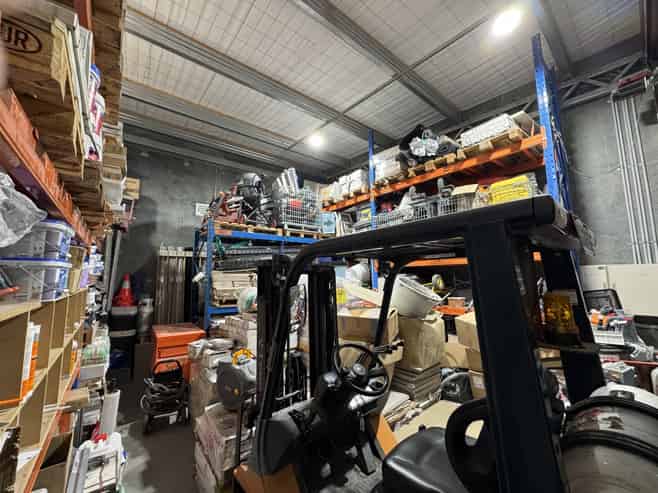 Modern Industrial Unit in Prime Glenda Dr Location