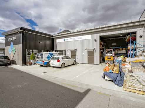 Modern Industrial Unit in Prime Glenda Dr Location