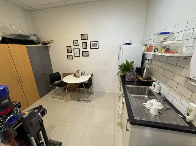 Modern Industrial Unit in Prime Glenda Dr Location